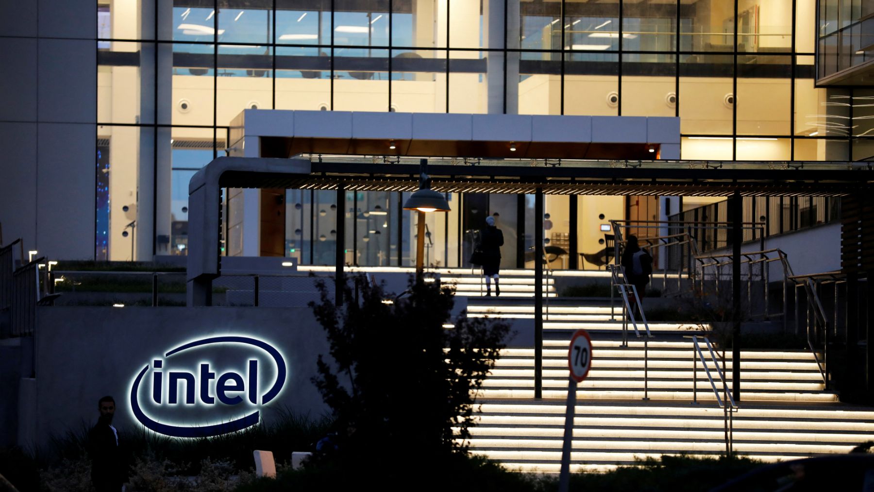 Trump urges Intel CEO to quit over China links 1 Intel