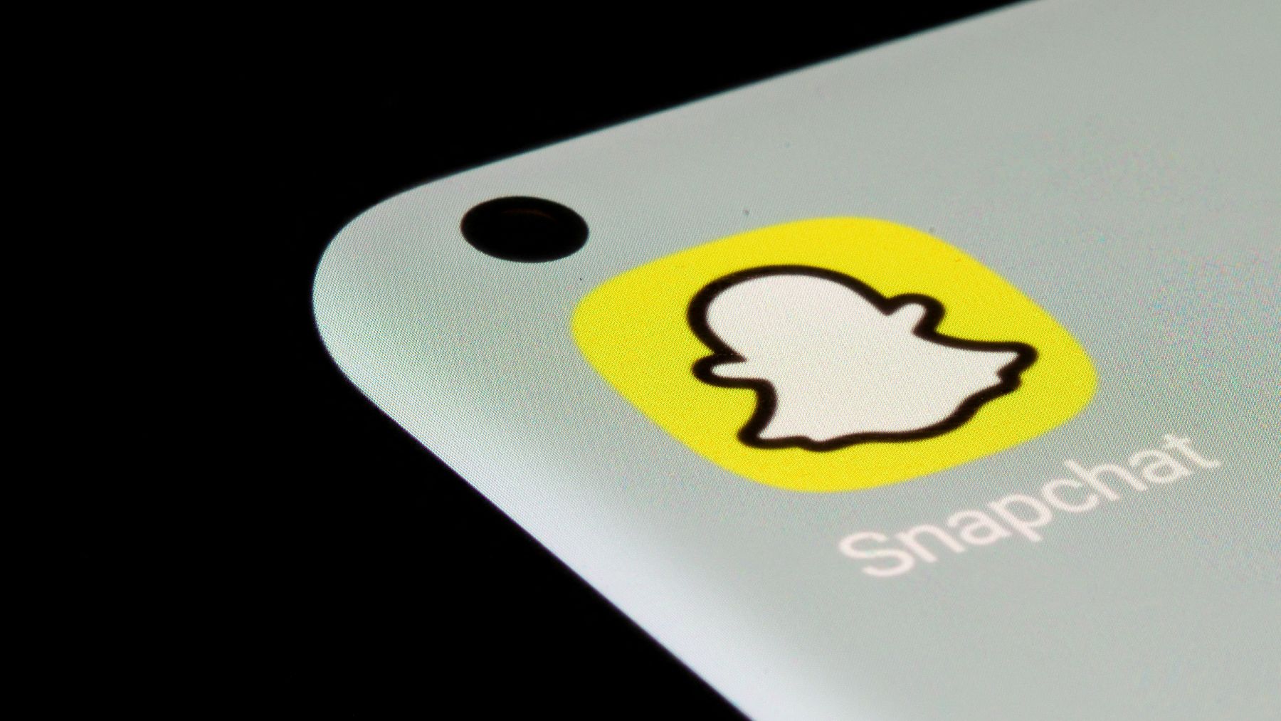 Snap drops as ad issues and rivals stall growth 1 Snap