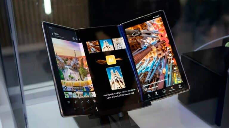 tri-fold smartphone
