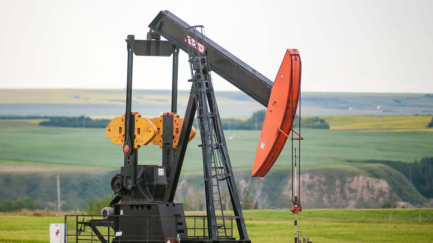 Oil markets suffer their sharpest yearly price drop since the COVID-19 crisis 1 oil markets