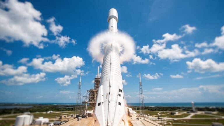 Falcon 9 rocket lifting off carrying final O3b mPOWER satellites, 700th falcon flight