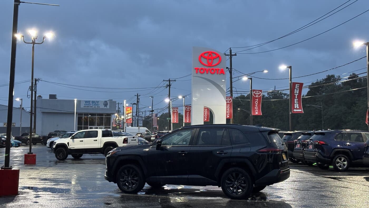 gcn.com - Hugo Rojas - Electric car buyers got an 11.4 percent sales share last September when a $7,500 tax credit expired, but the market has since settled at barely half that level