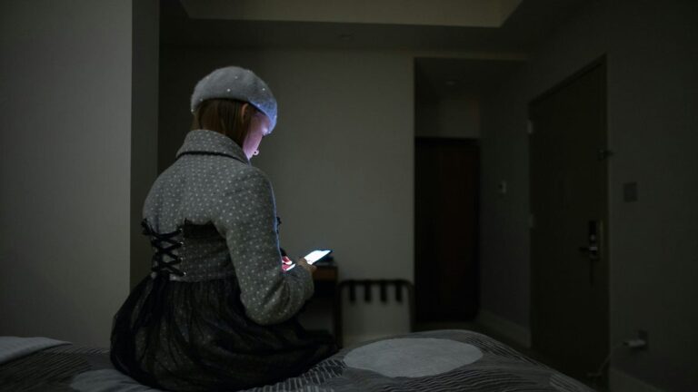 A phone sits with an old friend’s name still saved after years of silence, and 90 percent of people admit missing that person, but fewer than a third ever send the text