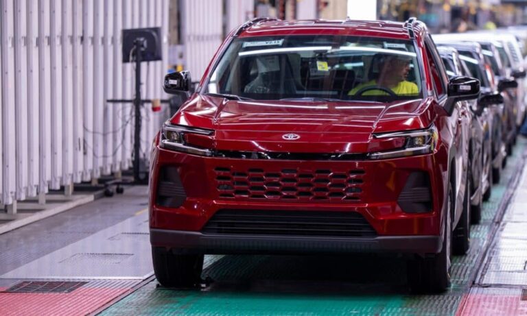 Pickup brand trucks lined up outpacing SUV sales on dealer lot